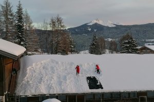 Silvesterbeschäftigung, dem Stalldach wurde die Schneelast gefährlich